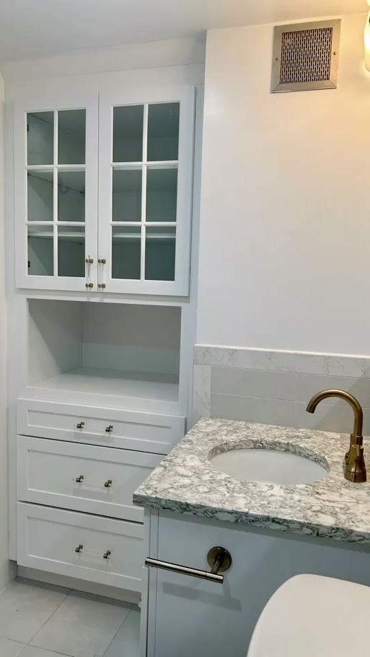 One of three bathrooms recently remodeled in this Manhattan apartment. Tub replacement, shower conversion and a powder room. More to come but here is one of them.
.
.
.#nycapartments #bathroomrenovation #smallbathroomdesign #nycgeneralcontractor #beforeandafter
#bathremodeling #tubreplacement #tubtoshowerconversion #powderroom