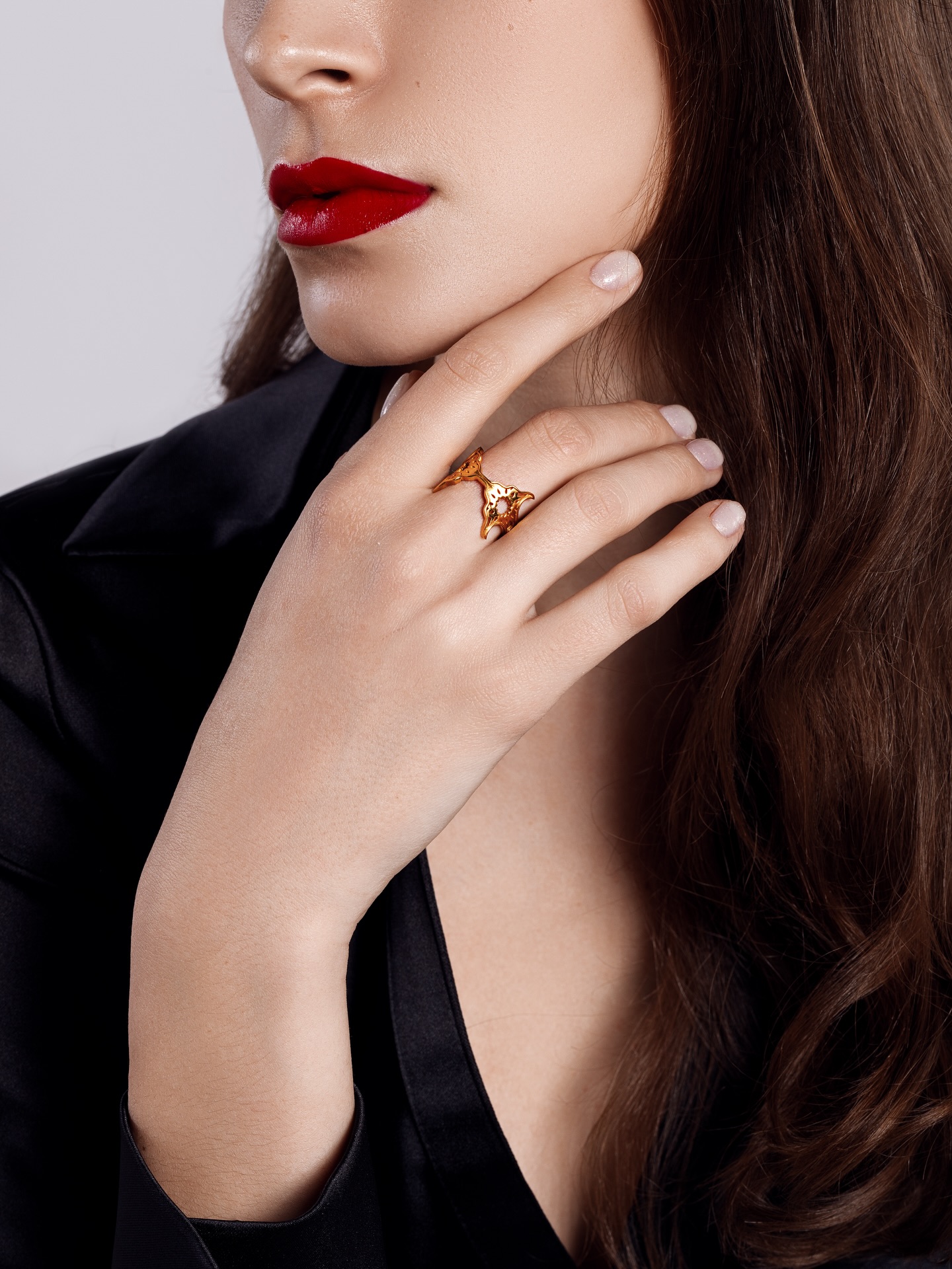 Union is usually described as two becoming one. I’ve never really believed that!
To me, it’s about two complete people, strong on their own, choosing to stand together without losing who they are.
This ring reflects that idea. Two sculpted gold forms meet at one intentional point, but they don’t blend into each other,because real connection doesn’t erase individuality, It honors it.
Handmade in 18K gold.
Strong. Structured. Deliberate.
#sanazdoost #finejewellery #thisiscouture #jewelrydesign