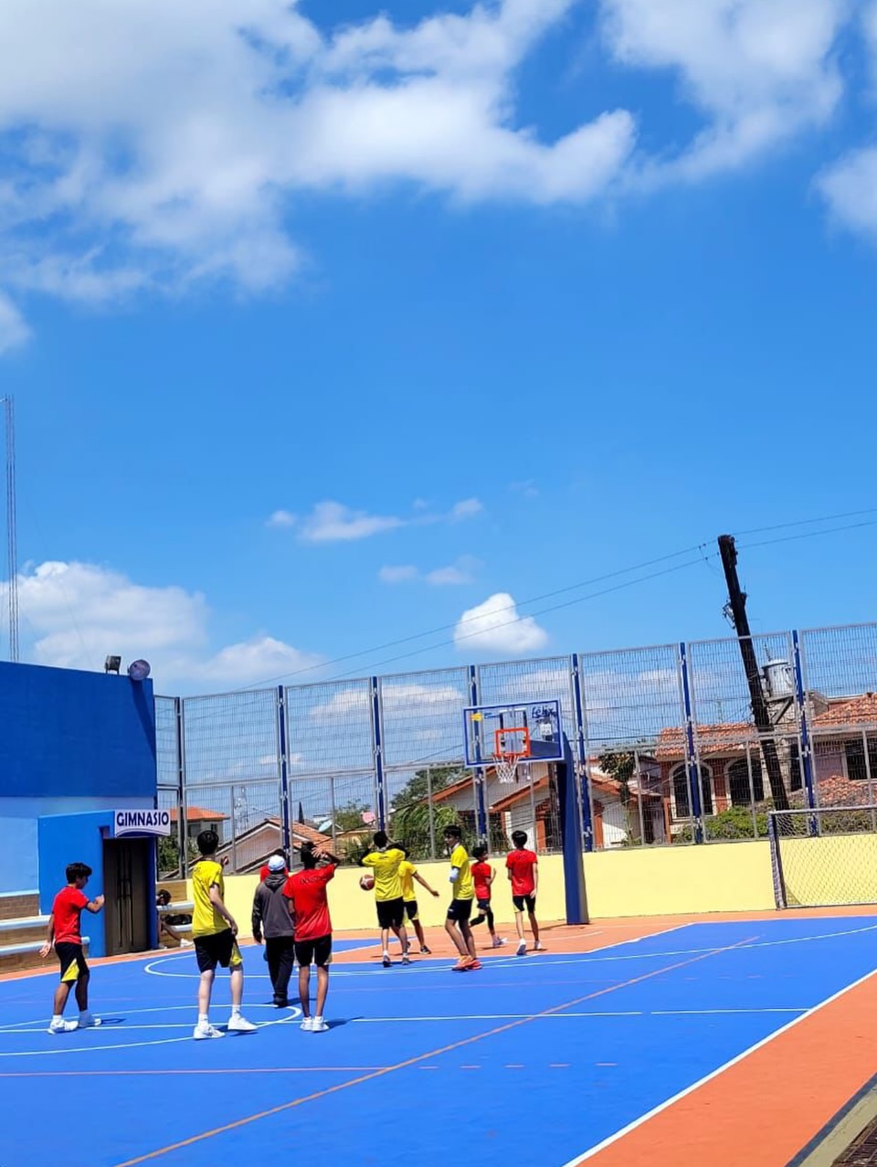 Días intensos en nuestra jornada MiniOlímpica, recordando que el Colegio desde Maternal hasta Preparatoria está dividido en los 5 continentes: América❤️ África💚 Europa💙 Asia💛 y Oceanía🩵
¿Qué continente ganará? El medallero se sigue moviendo … vamos chicos!🤩🥳
#MiniOlimpiadas #SomosFélix #ActividadesDeportivas #SomosLeones