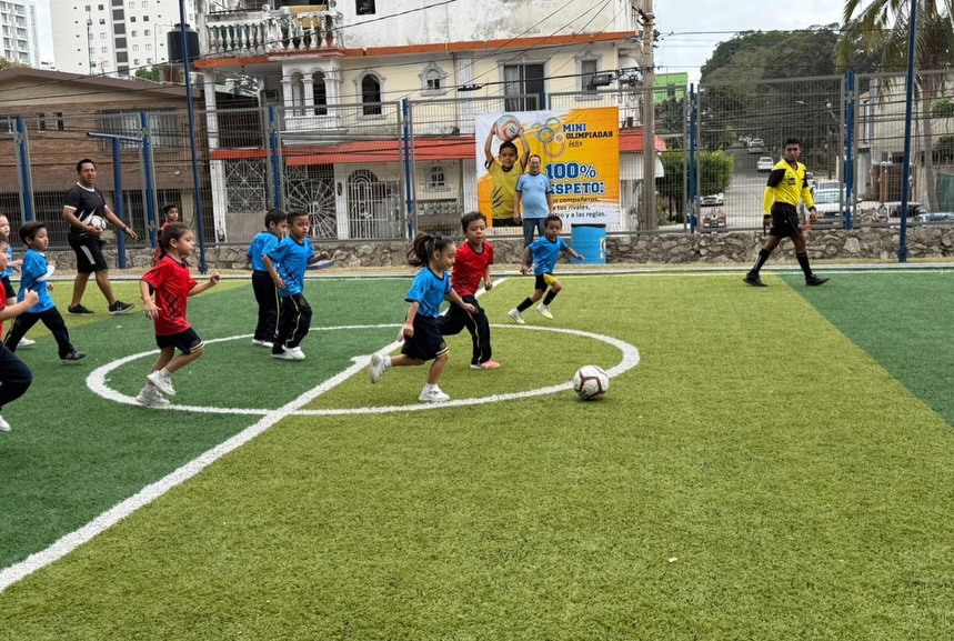 Resumen de actividades de MiniOlimpiadas. Regálanos un like si has presenciado uno de estos momentos y te emocionaste 🥰
#MiniOlimpiadas #SomosFélix #ActividadesDeportivas #SomosLeones