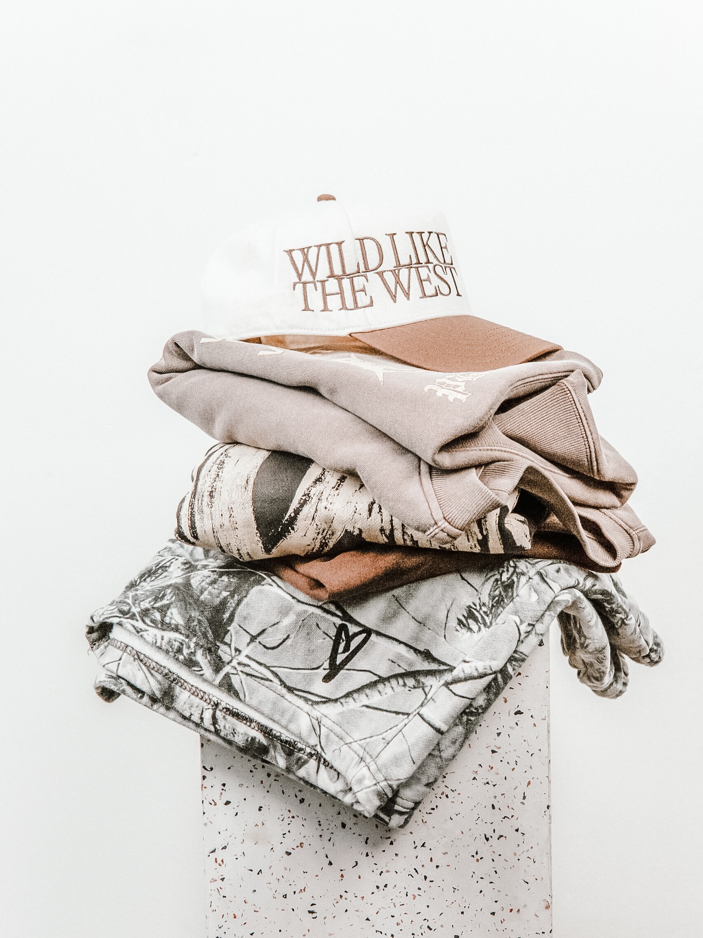 If you care about where your money goes… 😮💨 Spring Vibe Austin is where to spend it.
Directly supporting artists.
Discovering something original.
Walking away with pieces that actually mean something.
March 28–29 | 11a–5p